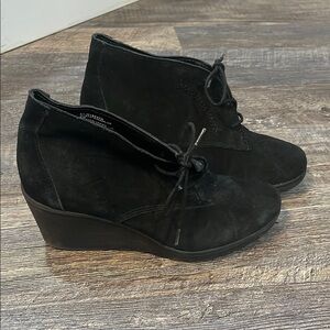 GUC White Mountain Black Suede Ankle Booties